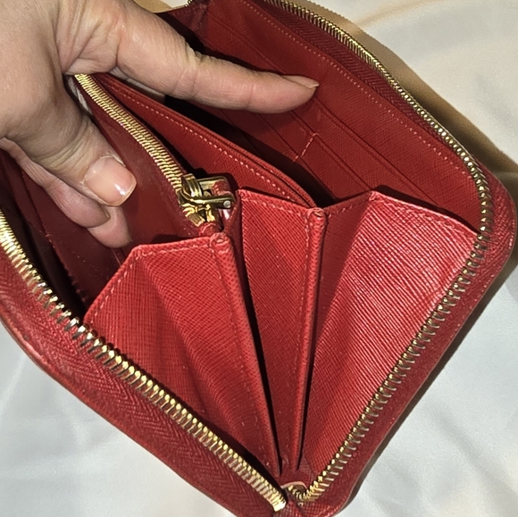 EUC Prada Saffiano Leather zippy wallet with COA card - Picture 4 of 9